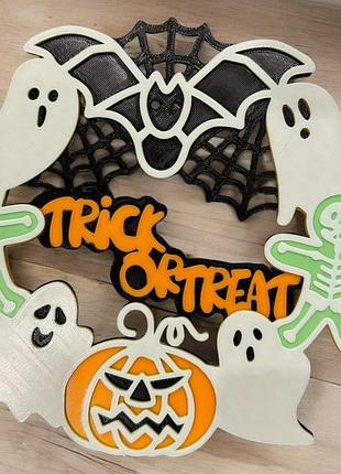 Табличка на хелловін для декорування стін trick or treat