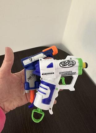 Бластери, що стріляють м'якими кулями: синій — це модель nerf elite triad ex-3, а білий — txa cyber combat attacker