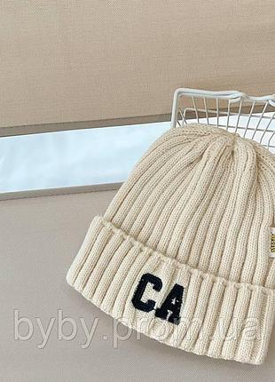 Стильная детская шапка с надписью ca молочний