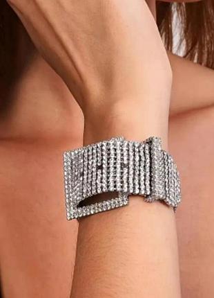 Женский стильный модный молодёжный браслет серебряный в стразах