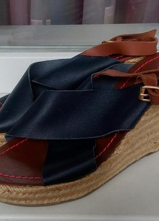 Стильні нові шкіряні босоніжки на танкетці baden.