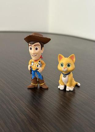 Фігурки історії іграшок та кота, схожого на персонажів disney