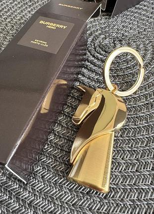 Золотистий брелок burberry hero