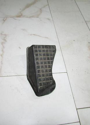 Пластик під ногу toyota avensis t25 2003-2008