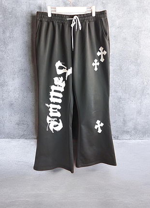 Штаны "flared sweatpants" или штаны в стиле "opium" или "chrome hearts".