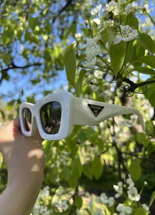 Трендові жіночі білі сонцезахисні окуляри з широкою оправою
