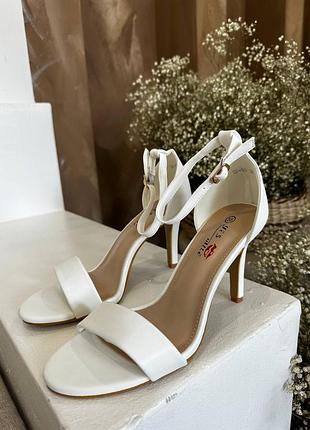Базові білі босоніжки на каблуку класичні босоніжки на підборах світлі босоніжки на шпильці босоніжки з тонким ремінцем база босоніжки шкіряні