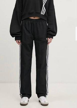 Легкие  спортивные штаны плащевка  adidas uk 10 оригинал