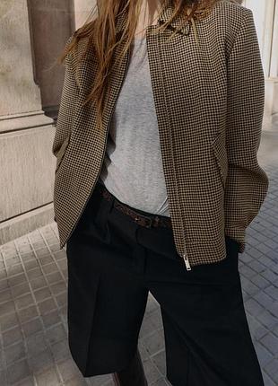 Бомбер з широкими плечима zara