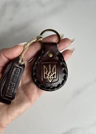 Коричневий шкіряний брелок «герб»