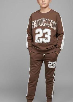 Демисезонный костюм на мальчика худи и джоггеры надпись brooklyn 23 chicago 110-116 коричневый