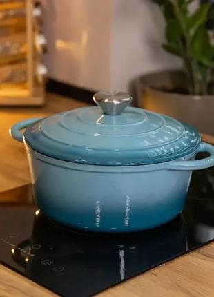Кастрюля чугунная эмалированная 2,5 л (голубая) с крышкой-куполом — чугунная жаровня для индукции и духовки