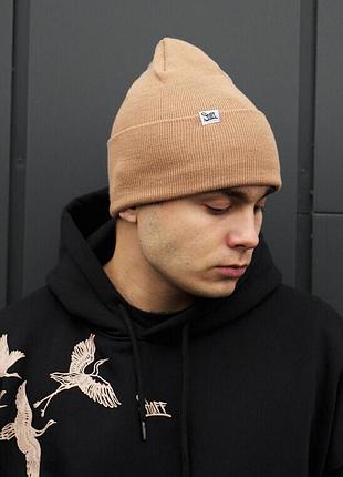 Однотонная бежевая шапка staff 11 beige logo long