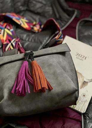 Сумка з яскравим ременем