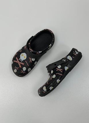 Лімітовані тапки crocs bistro beacon egg printed work sandals black шльопанці сандалі