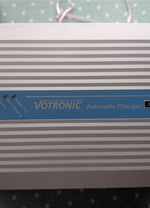 Автоматическое зарядное устройство votronic vac 1215 m 3a для аккумуляторов автомобилей, фургонов или лодок.