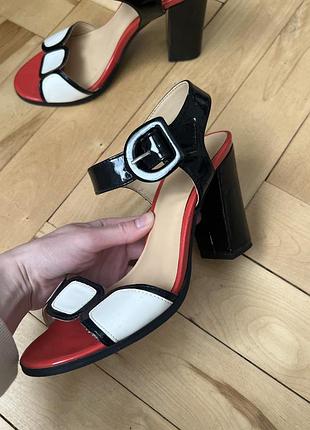 Жіночі босоніжки на каблуку bata
