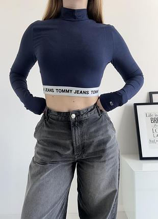 Укорочена водолазка лонгслів з лампасною резинкою tommy hilfiger jeans