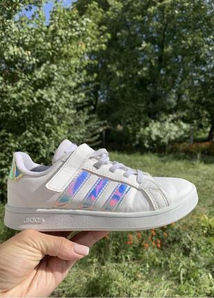 Кросівки adidas в ідеальному стані.