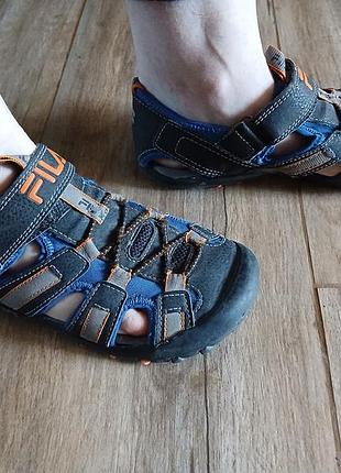 Летние открытые кроссовки fila 38 размера. длина стельки 24.5 см.очень мягкие и удобные.на стельке есть немного потертости, что видно на фото.