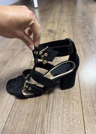 Босоніжки, stradivarius