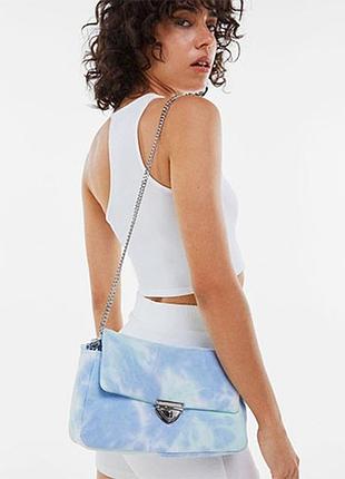 Сумка bershka из денима с эффектом тай-дай и металлической цепочкой.