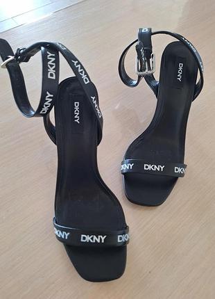 Стильные босоножки dkny