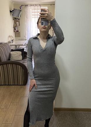 Сукня в рубчик sinsay, сукня з комірцем, сукня з розрізом, сіра сукня в рубчик, сукня міді, сукня по фігурі, облягаюча сукня