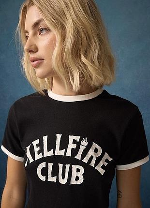 Чорна футболка кроп топ stranger things hellfire club