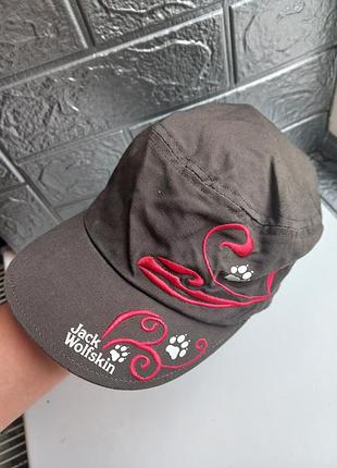 Жіноча трекінгова кепка бренду jack wolfskin