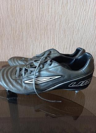Футбольные бутсы umbro (размер 47) нет одного шипа