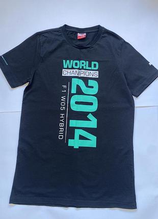 Чёрная футболка мужская унисекс модель puma mercedes-benz 2014 world champions, выпущенная в честь победы команды в кубке конструкторов формулы-1