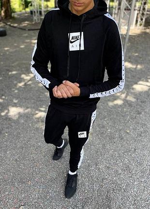 Спортивний костюм nike: класика з лампасом