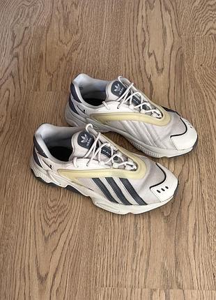 Спортивні кросівки adidas