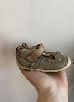 Дитячі туфлі clarks little atlas 21,5-22 сіро-оливкові шкіра