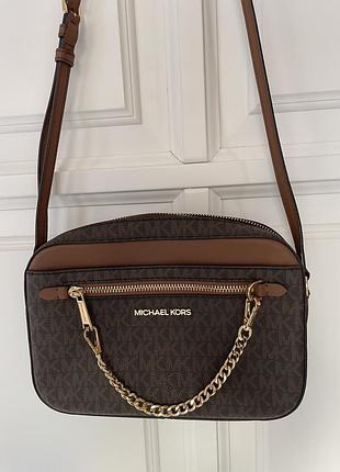 Сумка michael kors, коричнева,має одне основне відділення і додаткові кармани. плечовий ремінь розмір: дов.24 см вис. 17 см ш.5 см , є недоліки