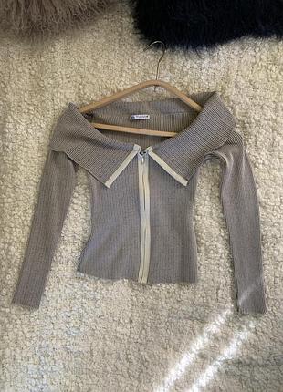 Кофта від zara з спущеними плечима приталена