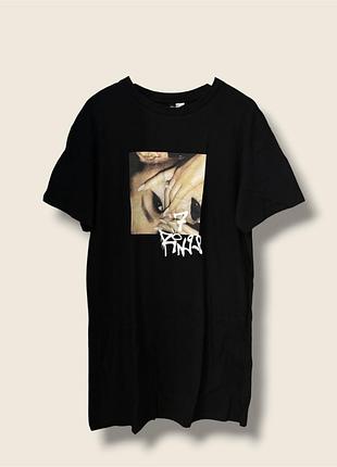 Подовжена чорна футболка ariana grande h&m