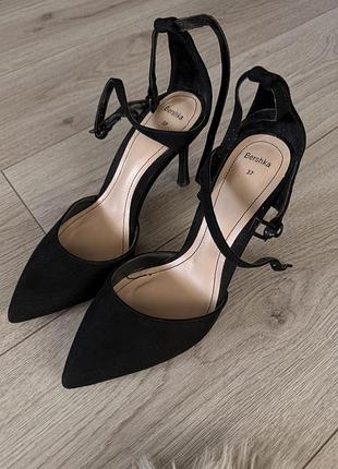 Туфлі bershka