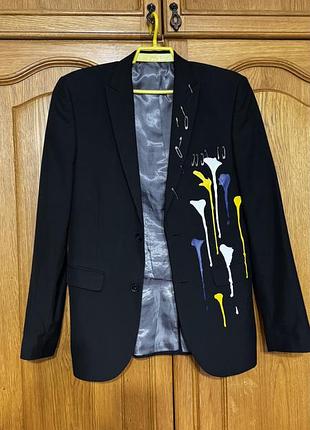 Чорний піджак next skinny fit з ручним розписом