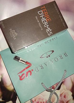 Цей аромат заслужено вважається сучасною класикою.terre d'hermès — це історія про зв'язок людини із землею, метафора алхімії та подорож крізь стихії.