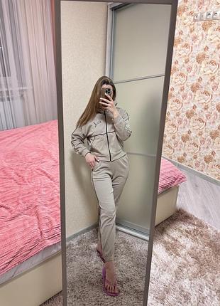 Костюм з лакости