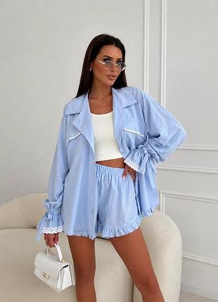 Легкий летний костюм с рубашкой и шортами
