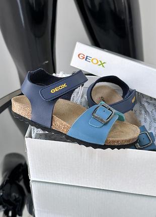 Якісні дитячі босоніжки на липучках geox