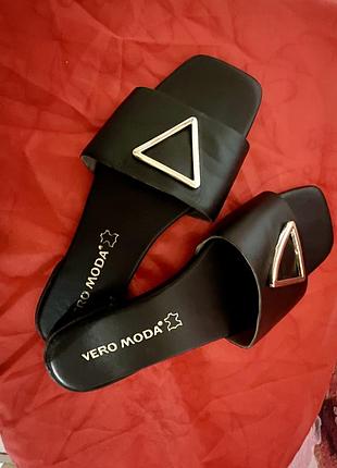 Шкіряні чорні шльопанці vero moda