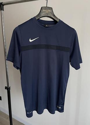 Чоловіча спортивна футболка nike dri-fit l синя