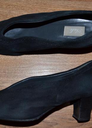 Р. 38,5 - 26,5 см. итальянские женские, замшевые туфли  фирменные оригинал.