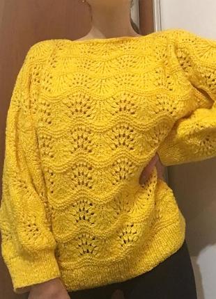 Теплий в'їхав язаний светрик.