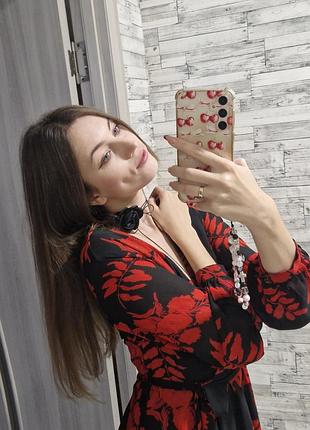 Платье с поясом и декольте яркое