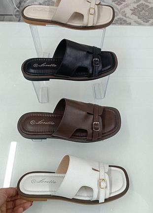 Кожаные шлепанцы в цветах